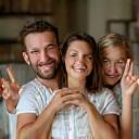 Familienfoto in Wohnzimmer